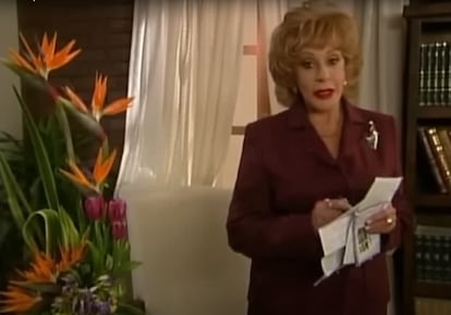 Silvia Pinal durante la introducción a un capítulo de 'Mujer casos de la vida real', en 2001.