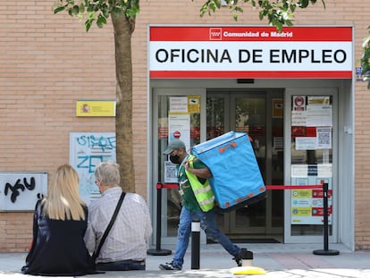 Un repartidor frente a una oficina de empleo.