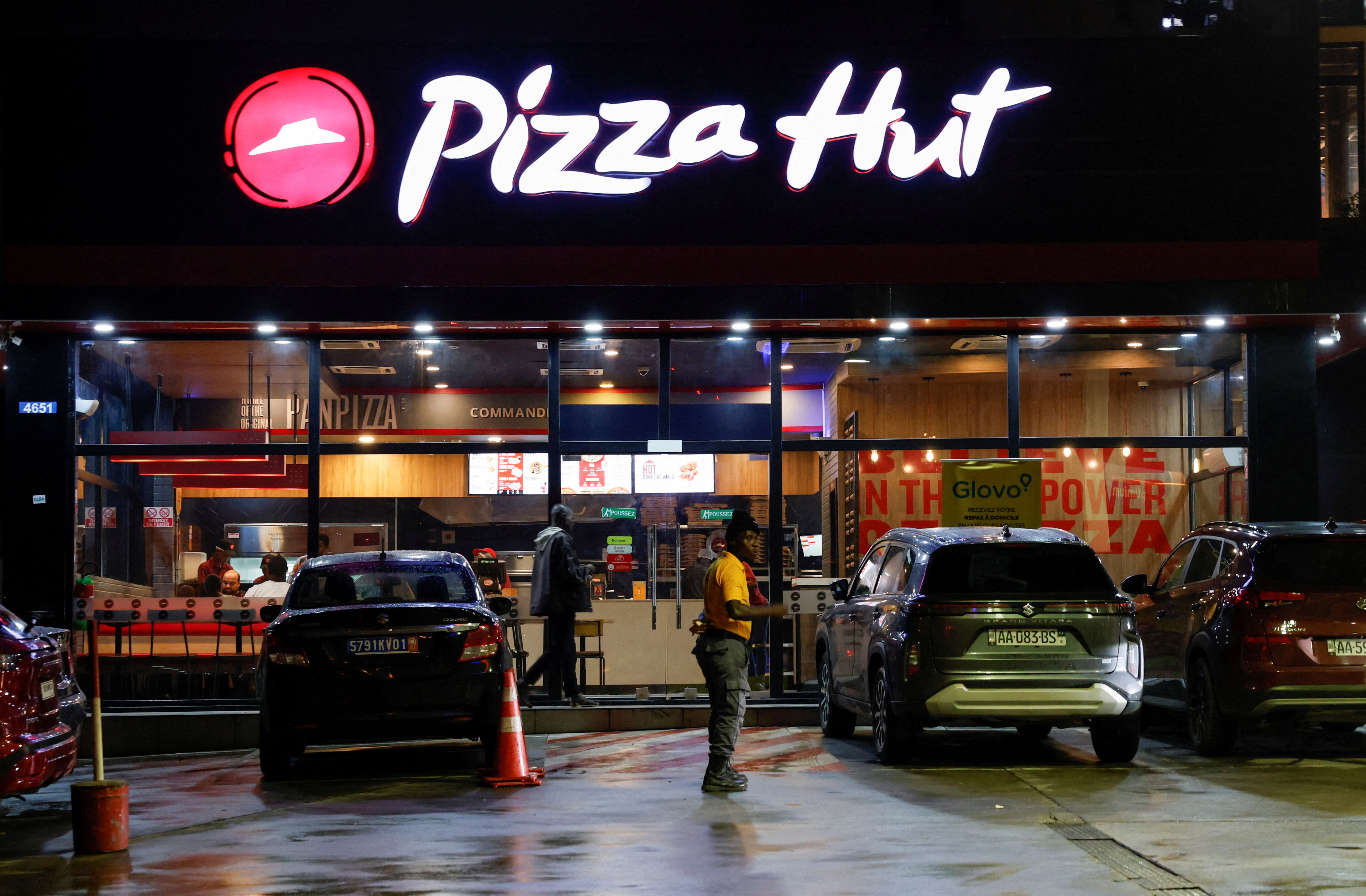 El dueño de KFC y Taco Bell vende Pizza Hut por 2.300 millones