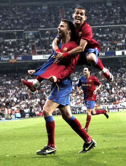 Daniel Alves felicita a Gerard Piqué tras marcar el sexto gol del Barça ante el Real Madrid, con Xavi al fondo. (2-05-2009)