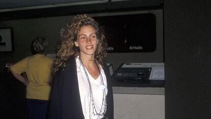 LOS ANGELES - JUNE 10:   Actress Julia Roberts departs for North Carolina on June 10, 1990 at Los Angeles International Airport in Los Angeles, California. (Photo by Ron Galella, Ltd./Ron Galella Collection via Getty Images) 