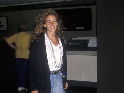 LOS ANGELES - JUNE 10:   Actress Julia Roberts departs for North Carolina on June 10, 1990 at Los Angeles International Airport in Los Angeles, California. (Photo by Ron Galella, Ltd./Ron Galella Collection via Getty Images) 