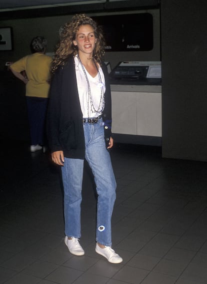 LOS ANGELES - JUNE 10:   Actress Julia Roberts departs for North Carolina on June 10, 1990 at Los Angeles International Airport in Los Angeles, California. (Photo by Ron Galella, Ltd./Ron Galella Collection via Getty Images) 