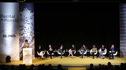 Concha García Campoy, en la presentación, con un recital de poesía, de la colección de libros de grandes poetas de EL PAÍS. De izquierda a derecha; Joaquín Sabina, Juan Echanove, Pedro Guerra, Aitana Sánchez-Gijón, Juan Diego Botto, Ana Belén, Blanca Marsillach y Víctor Manuel, en octubre de 2008.