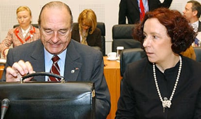 Ana Palacio, junto a Jacques Chirac, en la cumbre de Atenas.