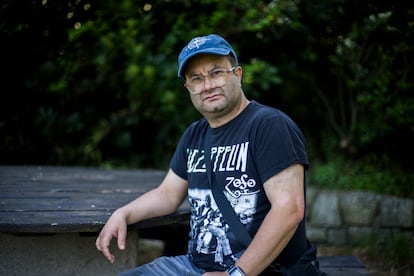 Adrián Fernández, militante del PSOE de A Coruña, este viernes en un parque de la ciudad.