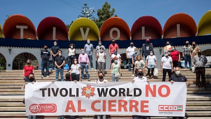 Trabajadores de Tívoli se manifiestan a la entrada del parque este viernes.