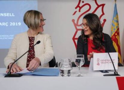 La consejera María José Salvador con la portavoz del Consell, Mónica Oltra, en la rueda de prensa posterior al Consell.