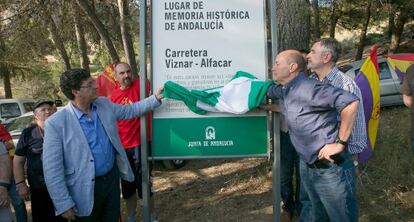 Valderas descubre el cartel que señaliza el Barranco de Víznar como lugar de memoria.