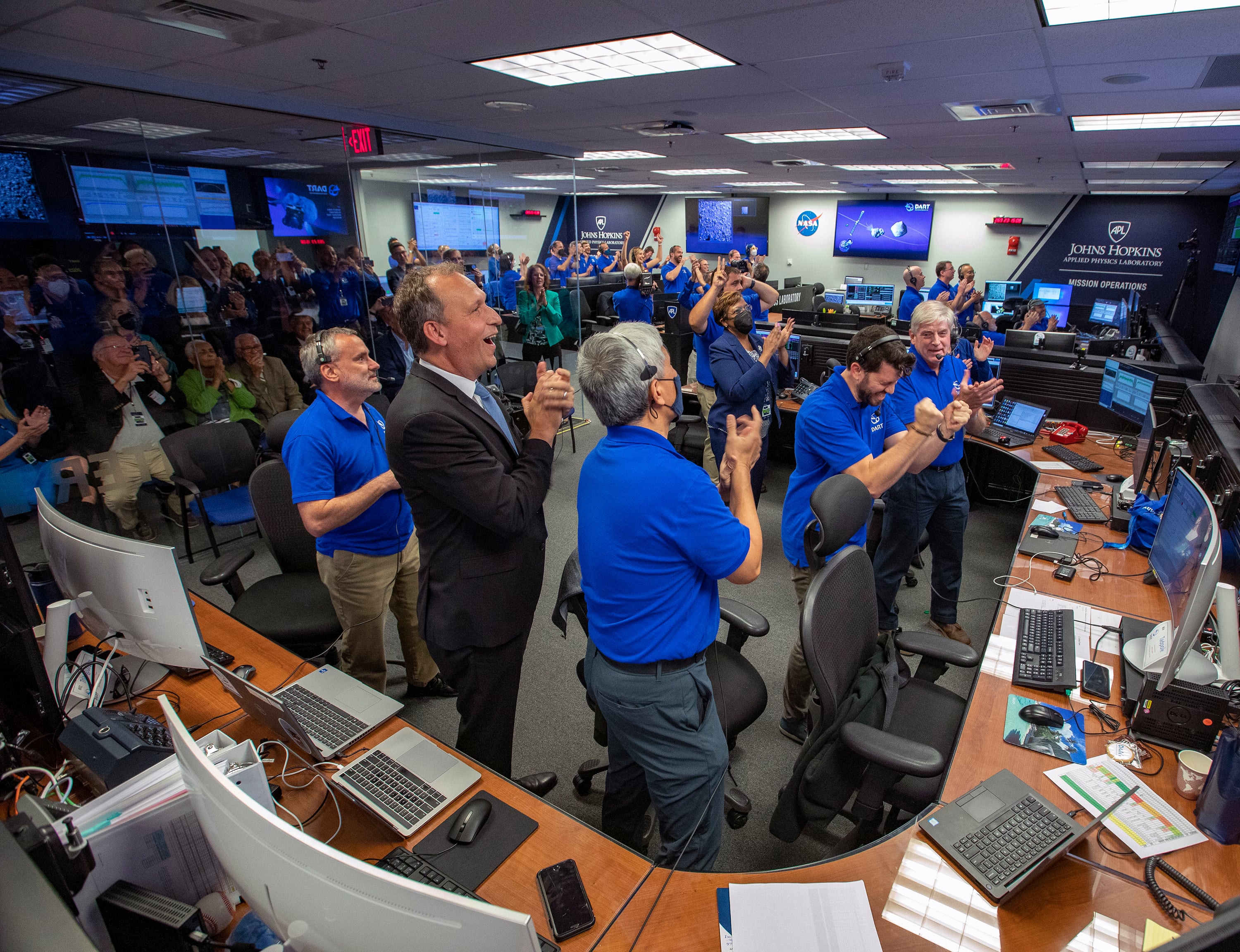 Un equipo de científicos de la Universidad John Hopkins (EEUU) celebran el éxito de la misión de la sonda DART contra un asteroide el pasado 26 septiembre.
