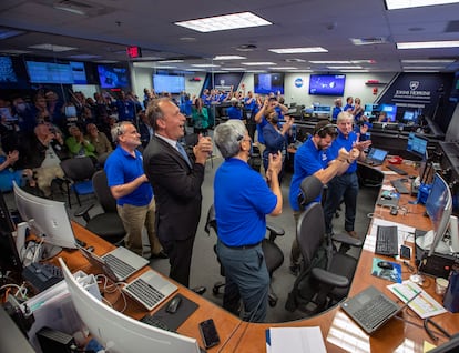 Un equipo de científicos de la Universidad John Hopkins (EEUU) celebran el éxito de la misión de la sonda DART contra un asteroide el pasado 26 septiembre.