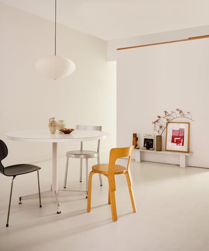 En el comedor-cocina de la vivienda diseñada por Plantea Estudio en el centro de Madrid manda el blanco, hay sillas vintage de Alvar Aalto y Arne Jacobsen, y un pequeño ‘altar’ de inspiración japonesa muestra algunas piezas de cerámica y un cuadro de Luis Martínez Barreiro.