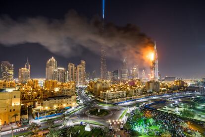 El fuego se propagó desde el hotel The Address, situado en el edificio, poco antes del comienzo de las celebraciones de fin de año con fuegos artificiales en la torre Al Jalifa, donde se congregó una gran cantidad de personas.