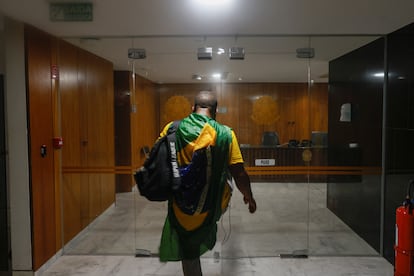 Uno de los manifestantes da una patada a una puerta en el palacio de Planalto, sede de la Presidencia. 