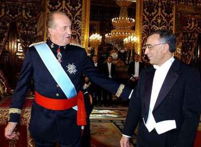 El Rey saluda al embajador marroquí, Omar Azziman, tras entregar éste sus cartas credenciales en 2004.