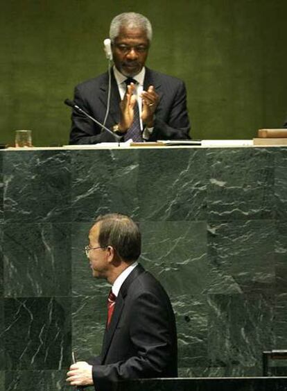 Kofi Annan aplaude a su sucesor al frente de la Naciones Unidas el día de su designación, el 13 de octubre de 2006, en Nueva York.