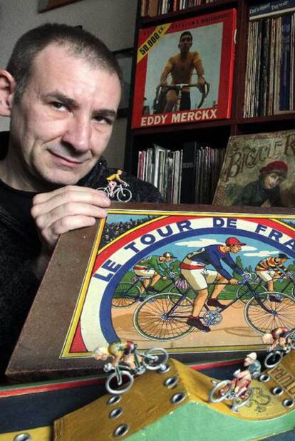 Ankitoner, junto a unos juegos de ciclistas.