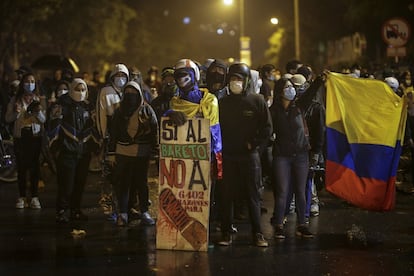 Manifestantes protestan frente a la residencia del presidente de Colombia, Iván Duque, durante el paro nacional contra la reforma tributaria, el pasado 3 de mayo, en Bogotá, Colombia.