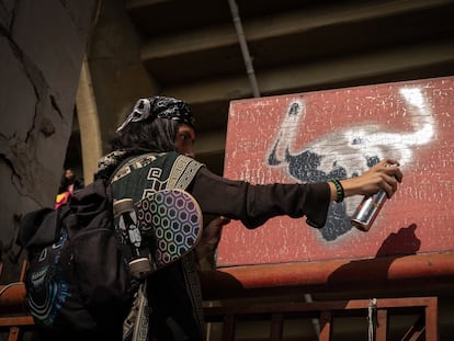 Cientos de personas marcharon contra la tauromaquia hacia la Monumental Plaza de Toros México el 28 de enero de 2024.