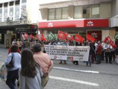 Trabajadores de Liberbank, durante una concentración ante la sede de la CCM de la calle General Aguilera de Ciudad Real. EFE/Archivo