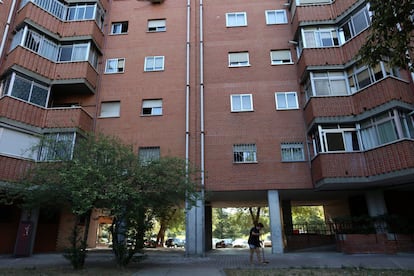 Una mujer barre el suelo delante de su vivienda en las torres de Villaverde. En estos bloques de viviendas, a pocos metros de la sede de la Junta municipal, se concentra un mercado de droga y de mercancía robada en otras zonas de la capital.