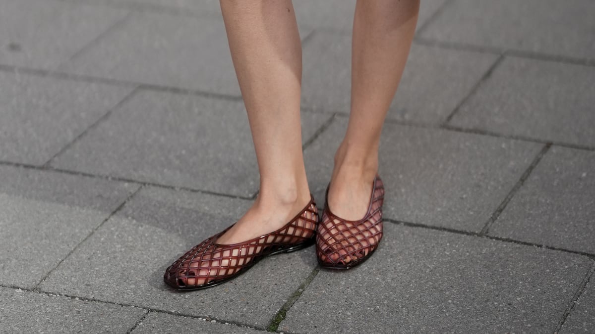 Las ‘jelly shoes’ están de regreso: el calzado cómodo que ya llevan las que más saben de moda