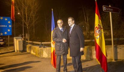 Rajoy saluda Antoni Martí, cap del Govern andorrà.