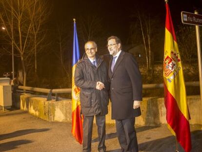 Rajoy saluda Antoni Martí, cap del Govern andorrà.