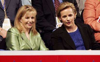 Liz Cheney (izda.) junto a su hermana Mary en la convenci&oacute;n republicana de 2004. 