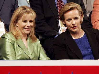 Liz Cheney (izda.) junto a su hermana Mary en la convenci&oacute;n republicana de 2004. 