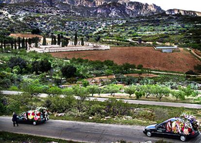 Comitiva fúnebre de los dos jóvenes fallecidos el pasado martes en Mas de Barberans (Tarragona). 

/ JOSEP LLUÍS SELLART