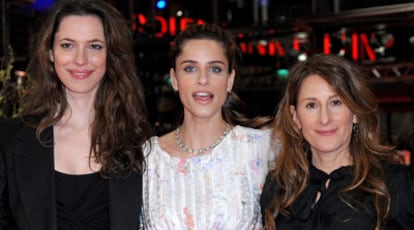 Las actrices Rebecca Hall (izda) y Amanda Peet (centro) posan junto a la directora Nicole Holofcener a su llegada al preestreno de su película 'Please Give'.