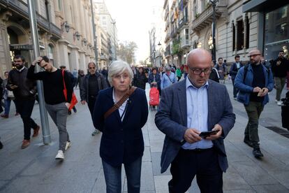 Clara Ponsatí y el abogado Gonzalo Boyé pasean por una calle de Barcelona, este martes.