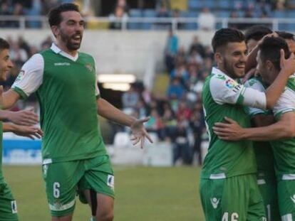 Los jugadores del Betis celebran el primer gol de Rubén Castro.