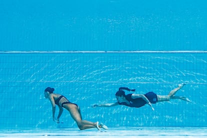 HAZAÑA PARA SALVAR UNA VIDA
Esta imagen asombró al planeta en el pasado Mundial de Natación, celebrado en Hungría en junio. La entrenadora del equipo estadounidense, Andrea Fuentes, se lanzó al agua del complejo Alfred Hajos, en Budapest, para rescatar a la nadadora Anita Álvarez,
que había sufrido un desmayo durante la final de estilo  rtístico.