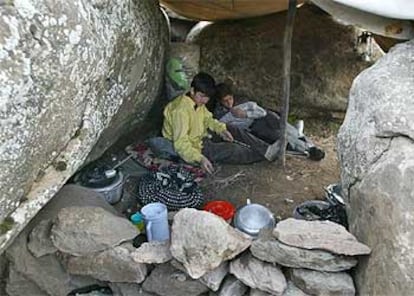 Kurdos iraquíes se refugian en cuevas situadas a 30 kilómetros del Kurdistán ante el temor a represalias de las tropas turcas.