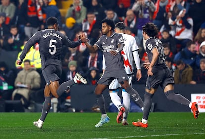 Bellingham (izquierda) y Rodrygo (centro) celebran el segundo gol del Madrid ante el Rayo este sábado.