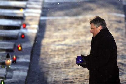 El presidente polaco,Aleksander Kwasniewski, deposita una vela en recuerdo de los asesinados durante la ceremonia que ha reunido en Auschwitz ha destacados líderes del mundo y supervivientes del Holocausto.