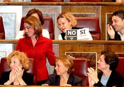 Un grupo de diputadas, ayer, en los bancos socialistas del Congreso con Carme Chacón, de pie.