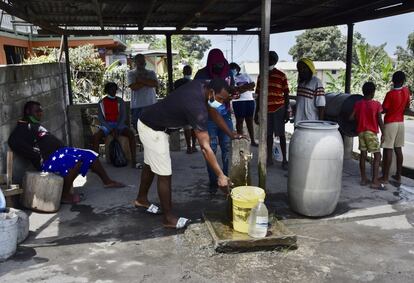 La erupción del volcán obligó a la evacuación de la mayoría de residentes de la zona, aunque algunos permanecieron en sus viviendas. Los habitantes que no fueron desalojados han sufrido por los cortes de agua y electricidad.