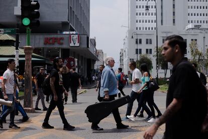 Los Mejía Godoy caminan sobre la avenida central de San José.