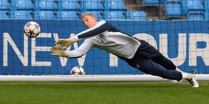 Joe Hart, portero del City, intenta parar un balón durante el entrenamiento.