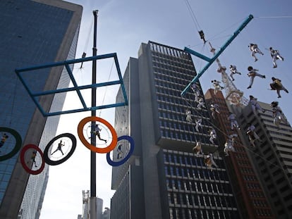 Acrobatas e músicos durante a passagem da tocha por São Paulo.