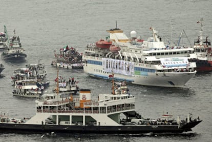 Barcos con activistas a bordo acompañan al barco 'Mavi Marmara' a su regreso tras el asalto del Ejército israelí.