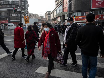 Gente con máscara cruza un paso de cebra en Wuhan, China, el pasado día 19 de enero.