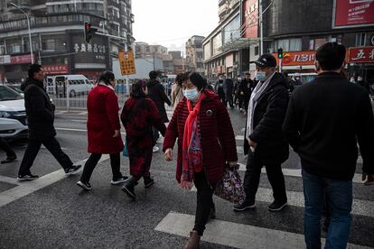 Gente con máscara cruza un paso de cebra en Wuhan, China, el pasado día 19 de enero.