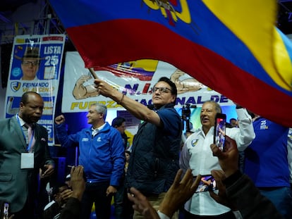 El candidato presidencial Fernando Villavicencio ondea una bandera ecuatoriana durante un acto de campaña en una escuela minutos antes de ser asesinado a tiros.