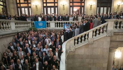 Alcaldes y diputados independentistas posan en el Parlament con la bandera de la ONU tras la declaración de la DUI