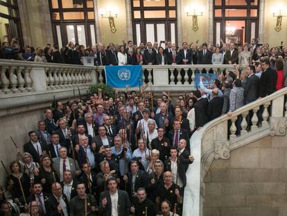 Alcaldes y diputados independentistas posan en el Parlament con la bandera de la ONU tras la declaración de la DUI