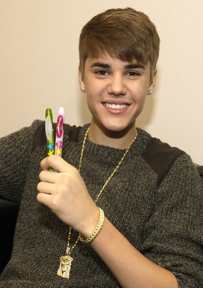 El cantante Justin Bieber, con los bolígrafos solidarios de la campaña 'Un juguete una ilusión'.
